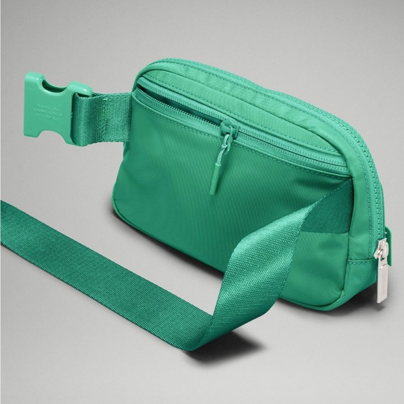 NEW LULULEMON EVERYWHERE BELT BAG COLOR CASCADIA GREEN - Picture 4 of 8